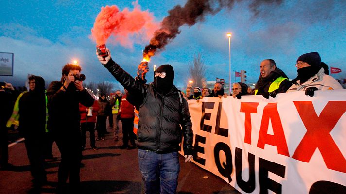 Telediario 1 - Los taxistas queman unos contenedores cerca de Ifema