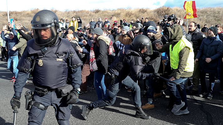 Informativo 24h - Los taxistas vuelven a cortar la M-40 cerca de Ifema