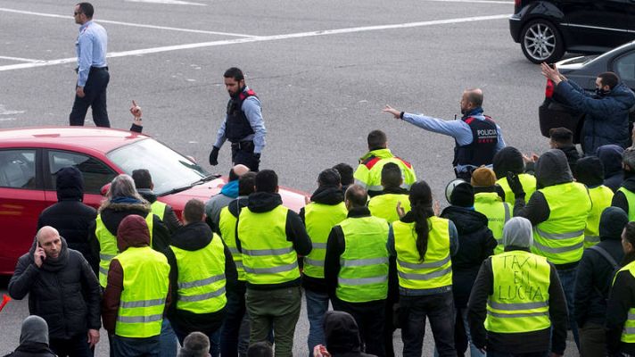 Telediario 1 - Las tensiones entre los taxistas de Barcelona