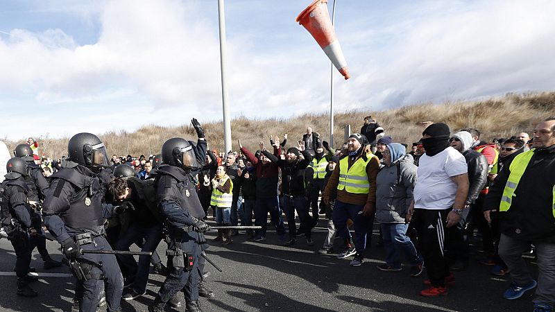 Un detenido, 11 heridos y carreteras cortadas en el tercer día de huelga de taxistas en Madrid
