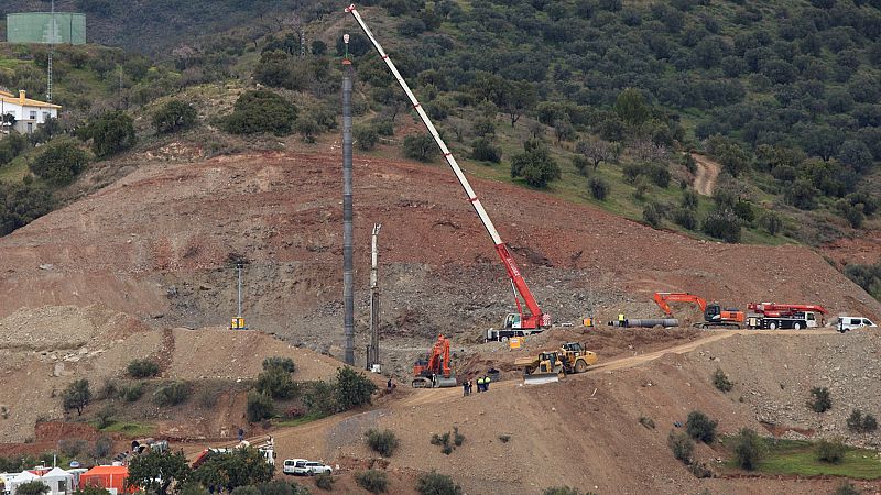 Los técnicos terminan de reperforar y siguen con el encamisado del túnel para garantizar la seguridad de los rescatistas