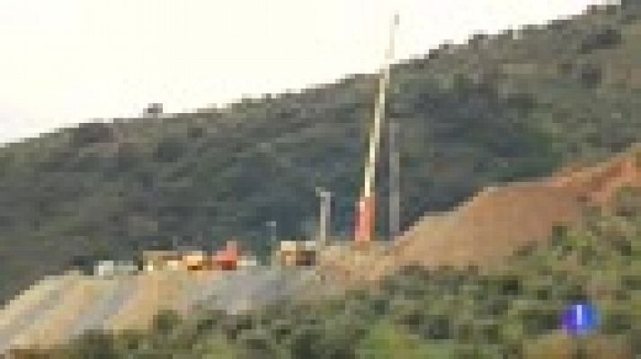 Telediario 1 - Los técnicos terminan de reperforar y siguen con el encamisado del túnel para garantizar la seguridad de los rescatistas
