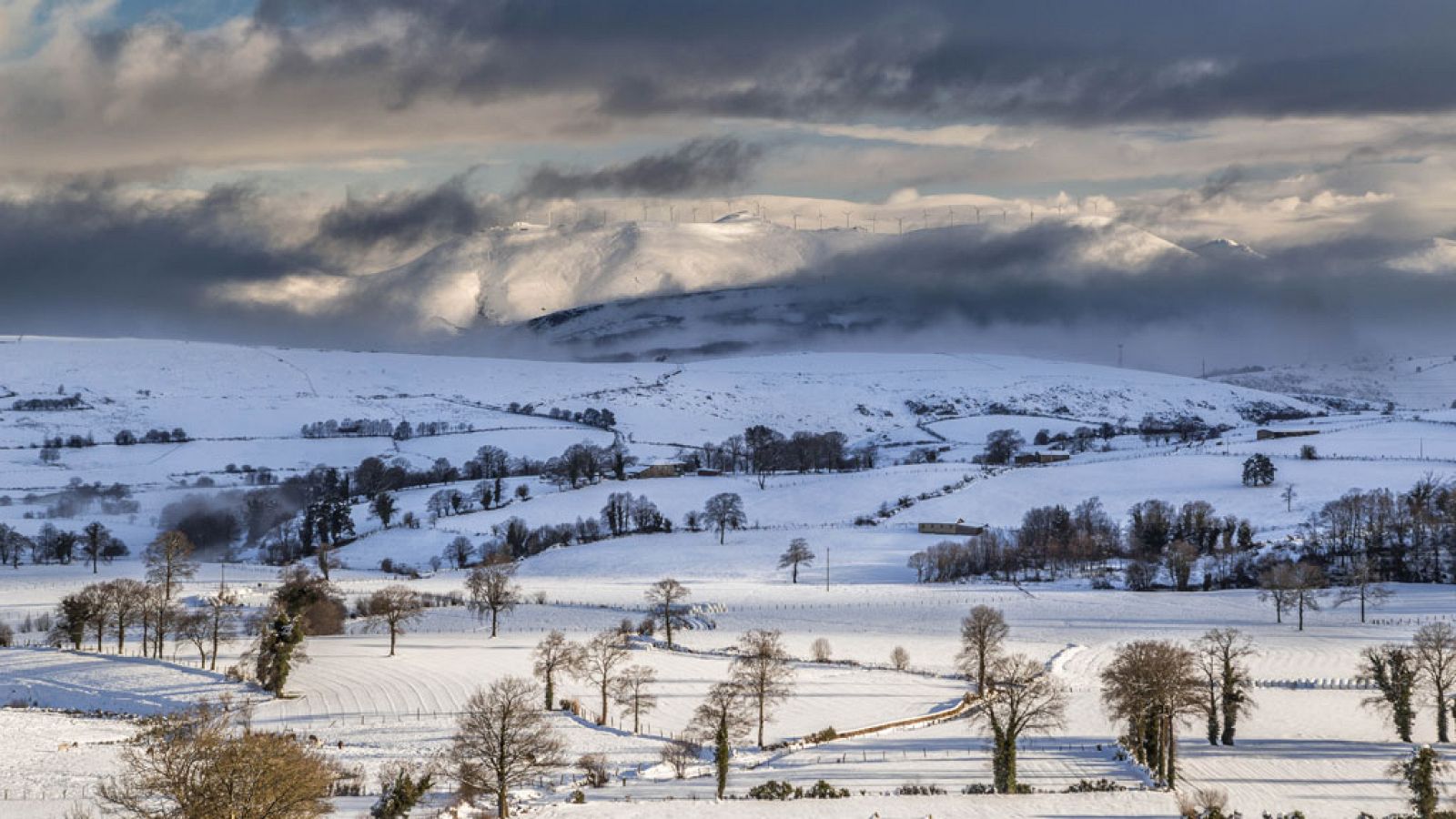 El tiempo: Nevadas importantes en amplias zonas de la mitad norte de la Península | RTVE Play