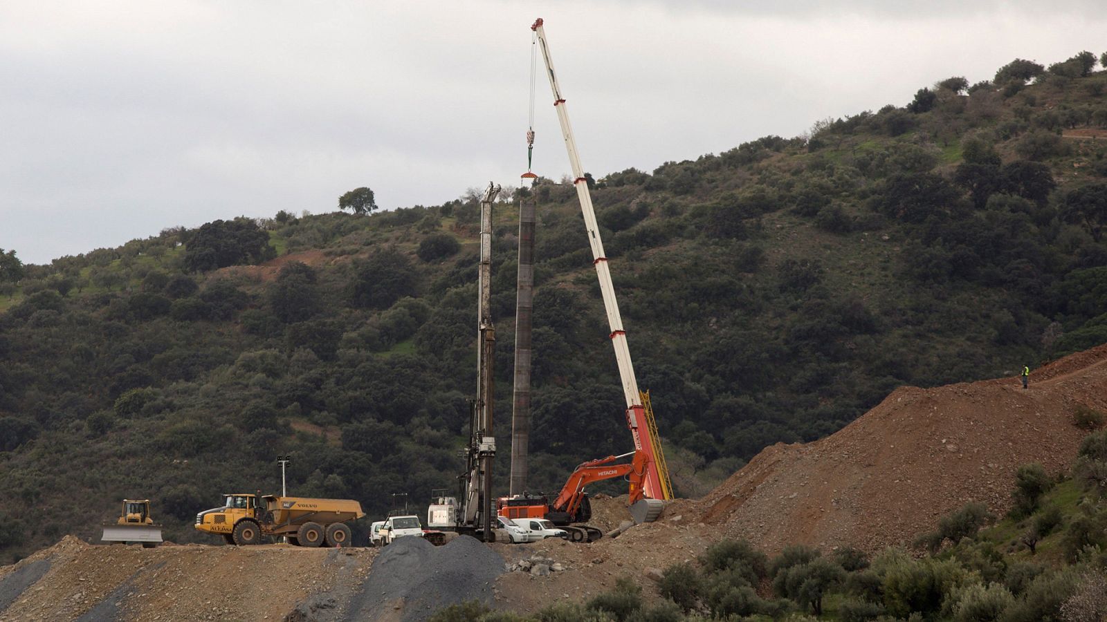 Los técnicos reducen el diámetro del tubo para salvar un saliente que impide encamisar el túnel del rescate de Julen