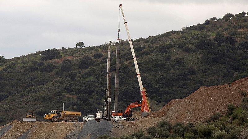 Los técnicos reducen el diámetro del tubo para salvar un saliente que impide encamisar el túnel del rescate de Julen