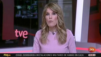 Los técnicos reducen el diámetro del tubo para salvar un saliente que impide encamisar el túnel vertical Los técnicos reducen el diámetro del tubo para salvar un saliente que impide encamisar el túnel del rescate de Julen