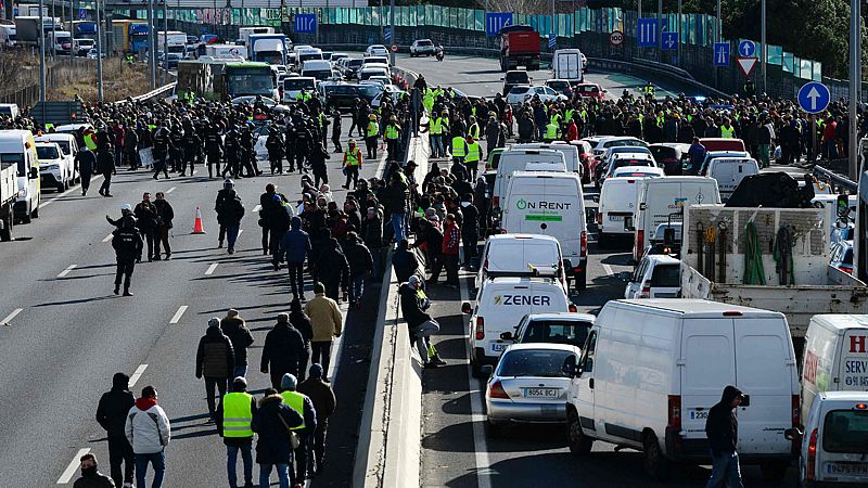 Los taxistas de Madrid colapsan accesos a Fitur en una jornada con 11 heridos