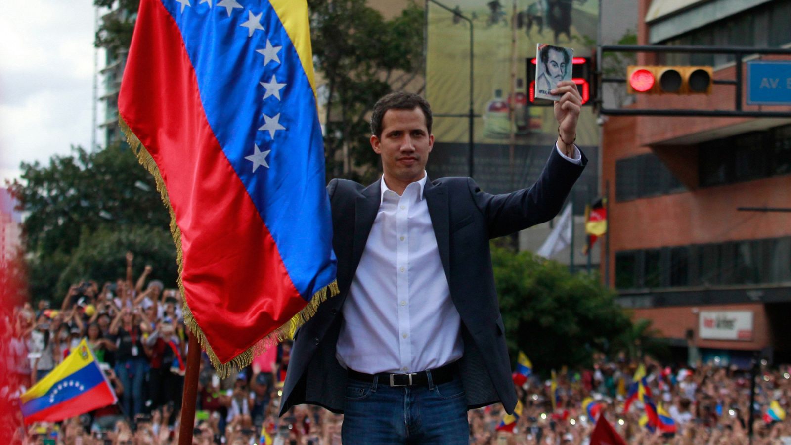 La movilización contra Maduro culmina con la autoproclamación de Guaidó como presidente de Venezuela