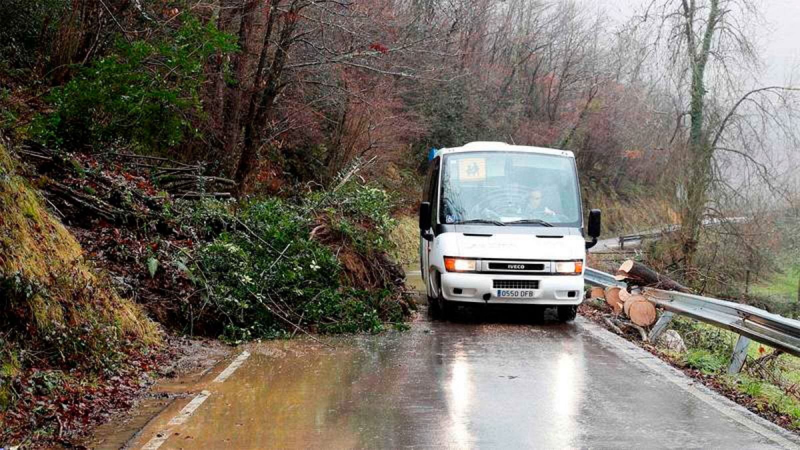 Telediario 1: El temporal deja al menos tres muertos en Asturias | RTVE Play