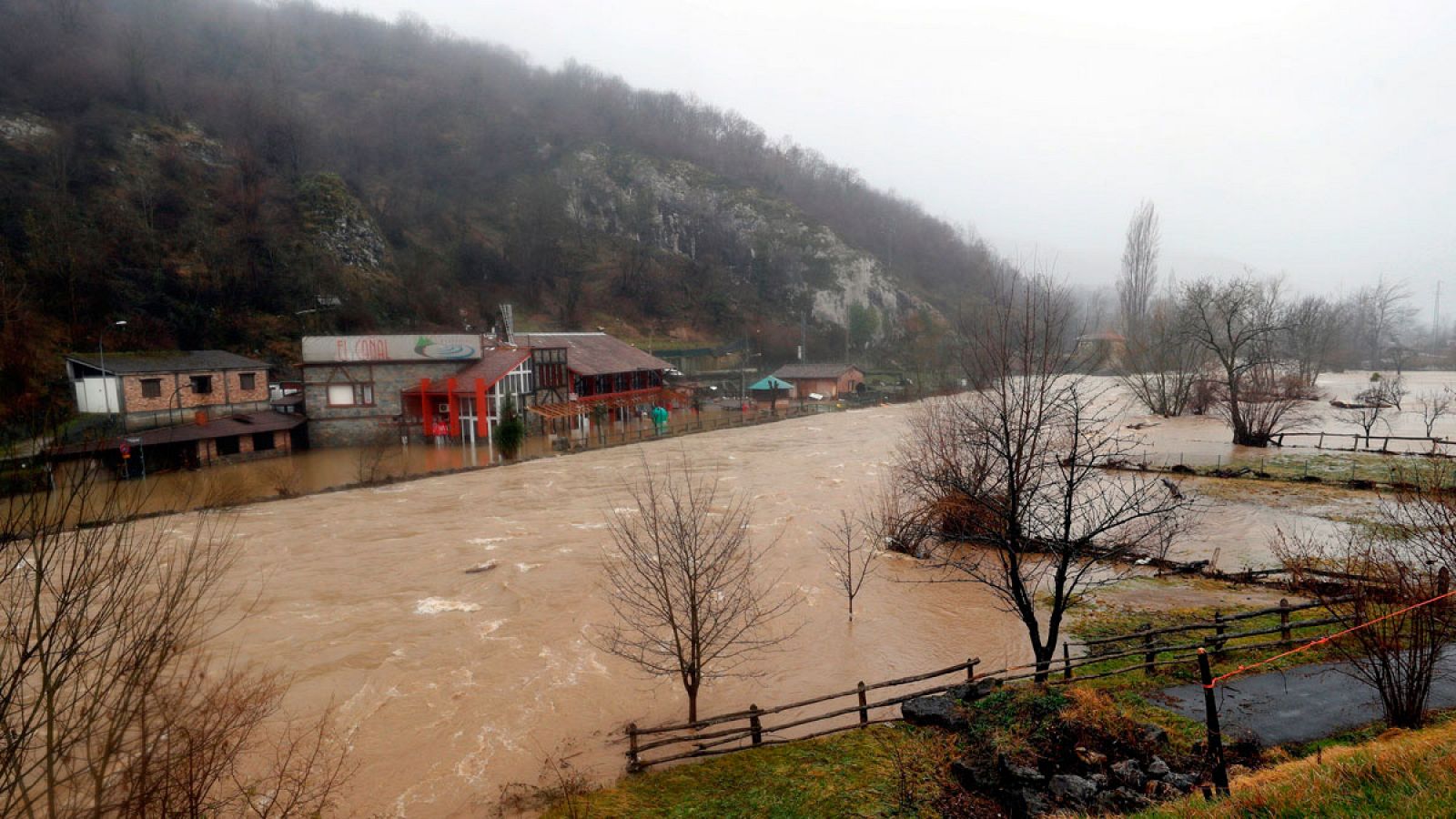El temporal de lluvia ha causado tres muertos en Asturias, donde están en alerta por el riesgo del desbordamiento de varios ríos. Durante la mañana de este jueves, los desprendimientos han provocado la inundación de una central térmica, así como cort