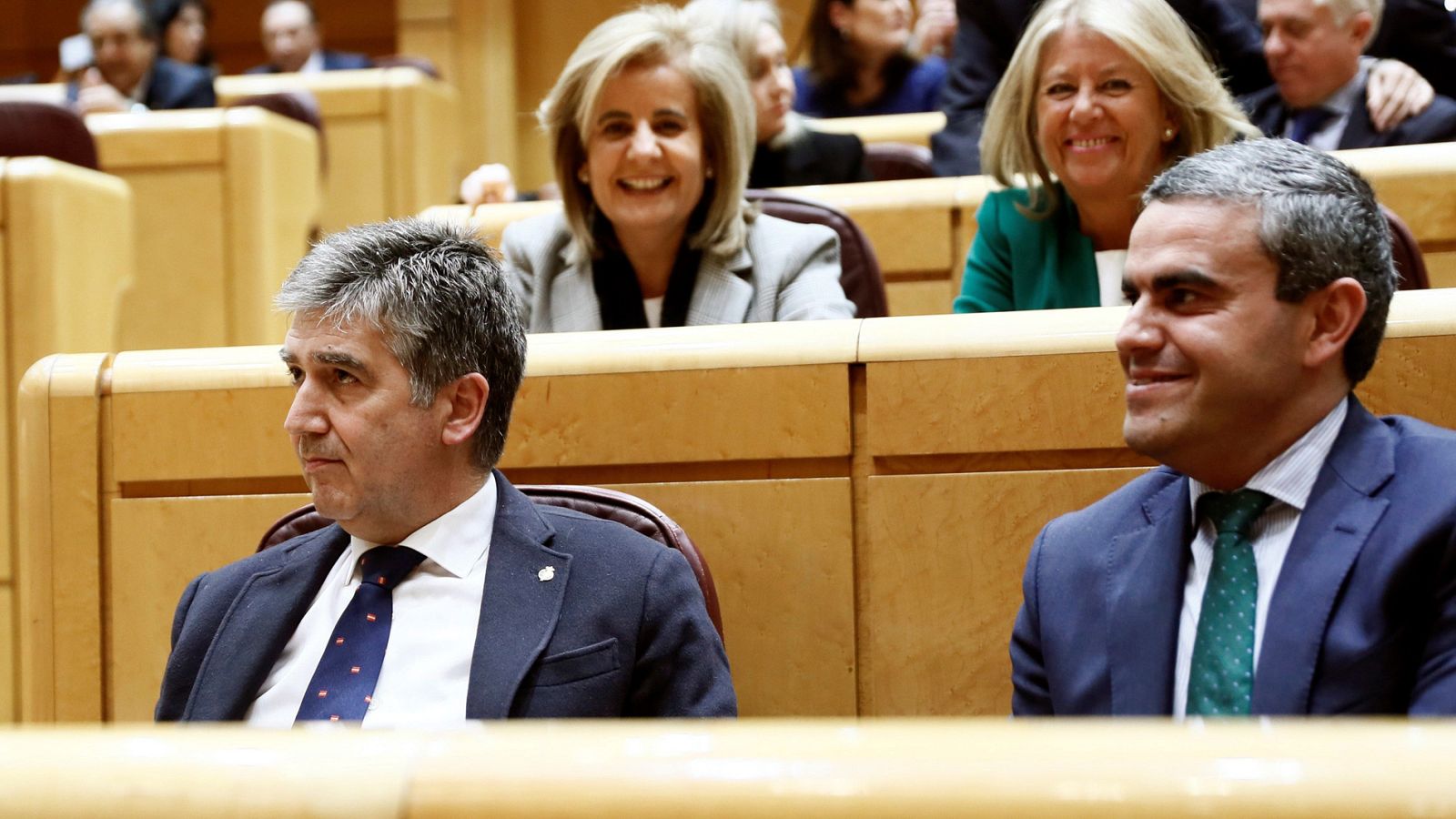 Los senadores del PSOE, PDECAT y Bildu abandonan el pleno durante el discurso de Cosidó