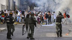 Venezuela vive horas inciertas tras el pulso opositor a Maduro, que cuenta con el apoyo de las cúpulas militar y judicial