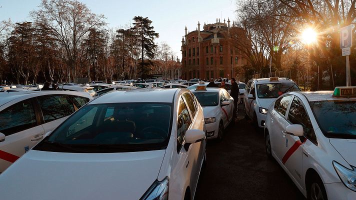 Informativo 24h - Los taxistas de Madrid inician una marcha lenta por la ciudad en su quinto día de huelga