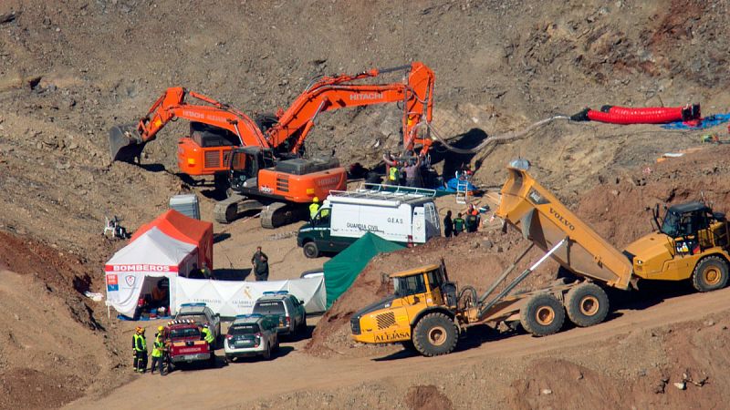 La dureza de la roca vuelve a interponerse en el rescate del pequeño Julen. Los mineros pelean contra la última veta que les separa del niño. Especialistas de la Guardia Civil han provocado ya tres microvoladuras para facilitar las tareas de excavaci