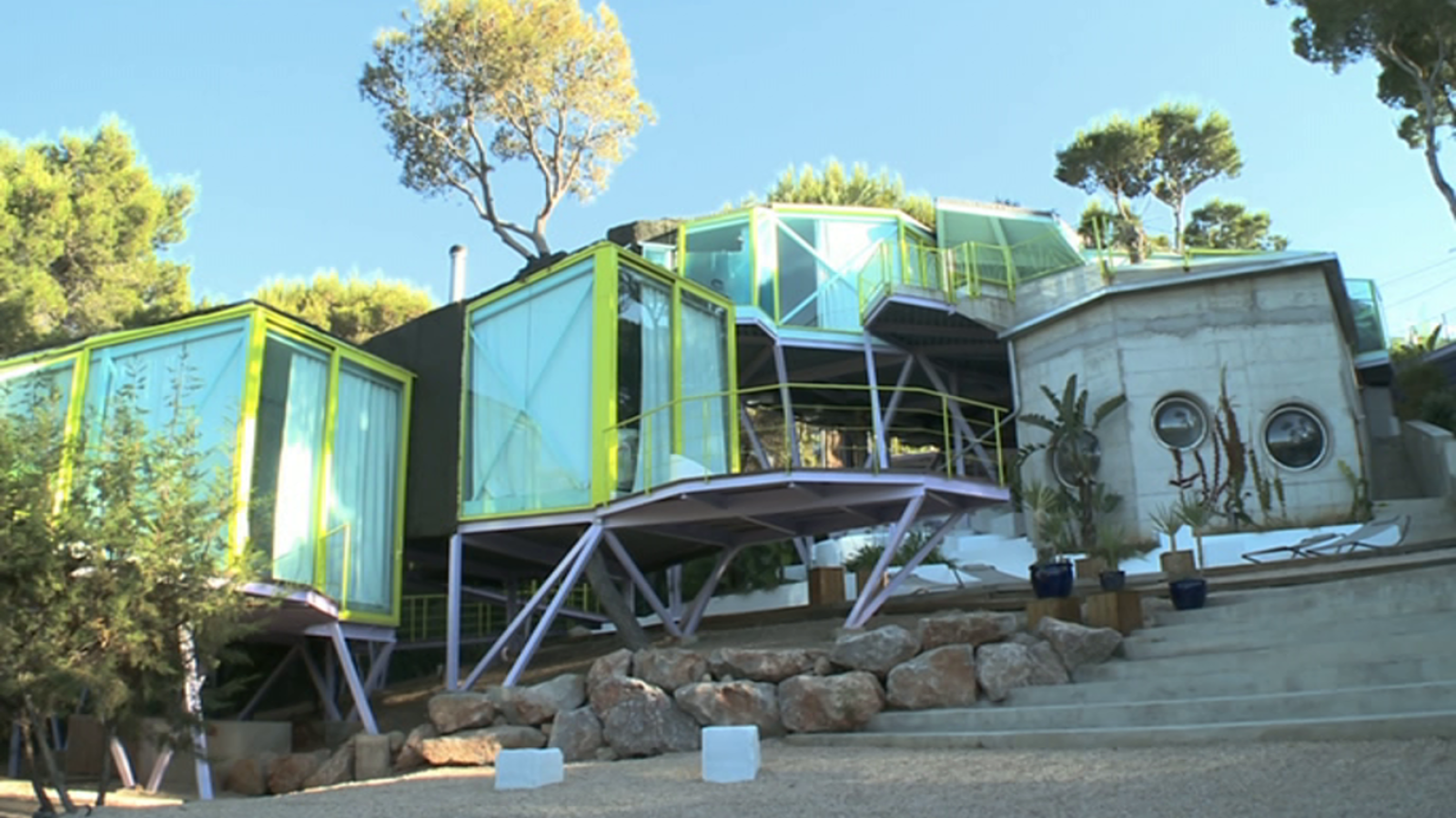 Edificios - Entre árboles - ver ahora