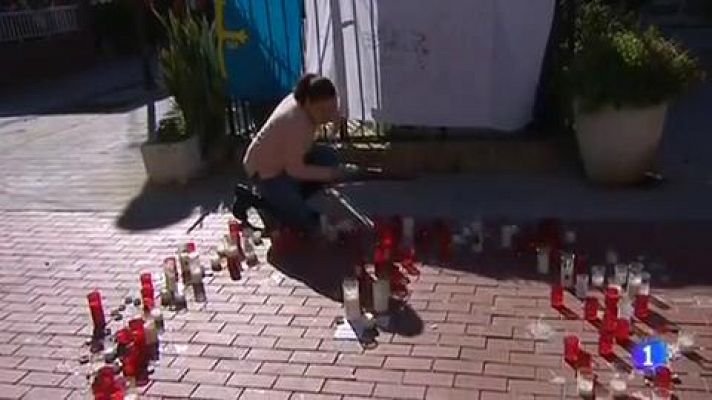 Decenas de vecinos muestran su solidaridad y tristeza por la muerte de Julen en Totalán (Málaga)