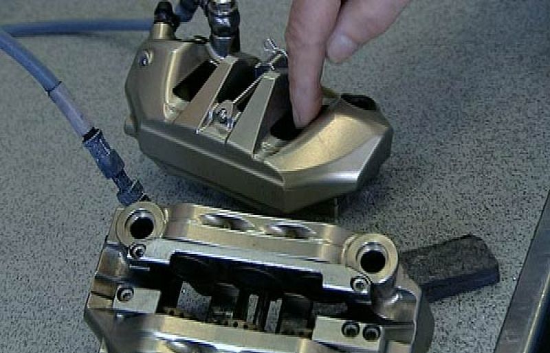 Ángel Nieto nos muestra cómo son los frenos de Honda Gresini, únicos en el Mundial.