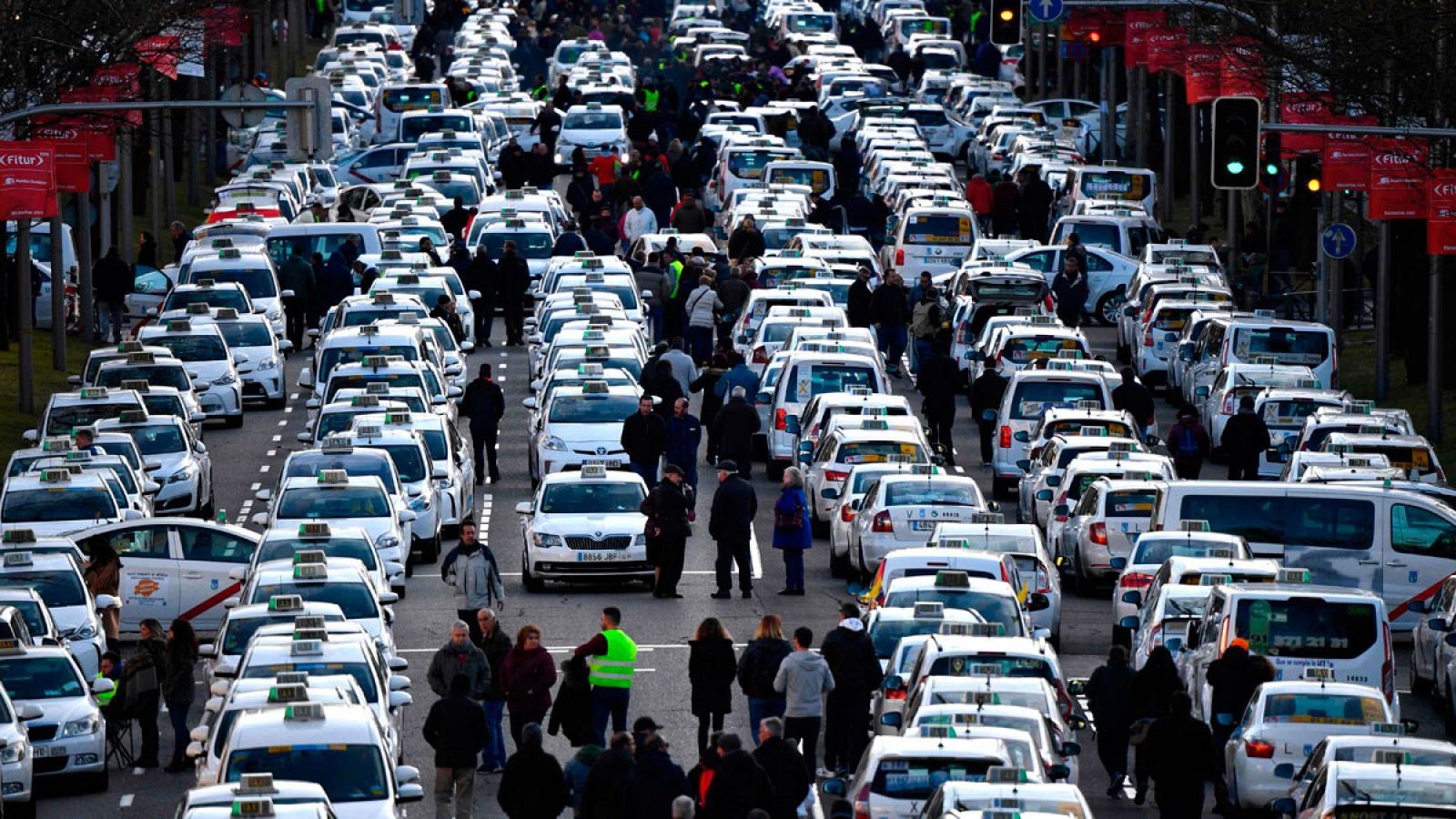 Los taxistas madrileños bloquean el paseo de la Castellana en su séptimo día de protestas contra las VTC