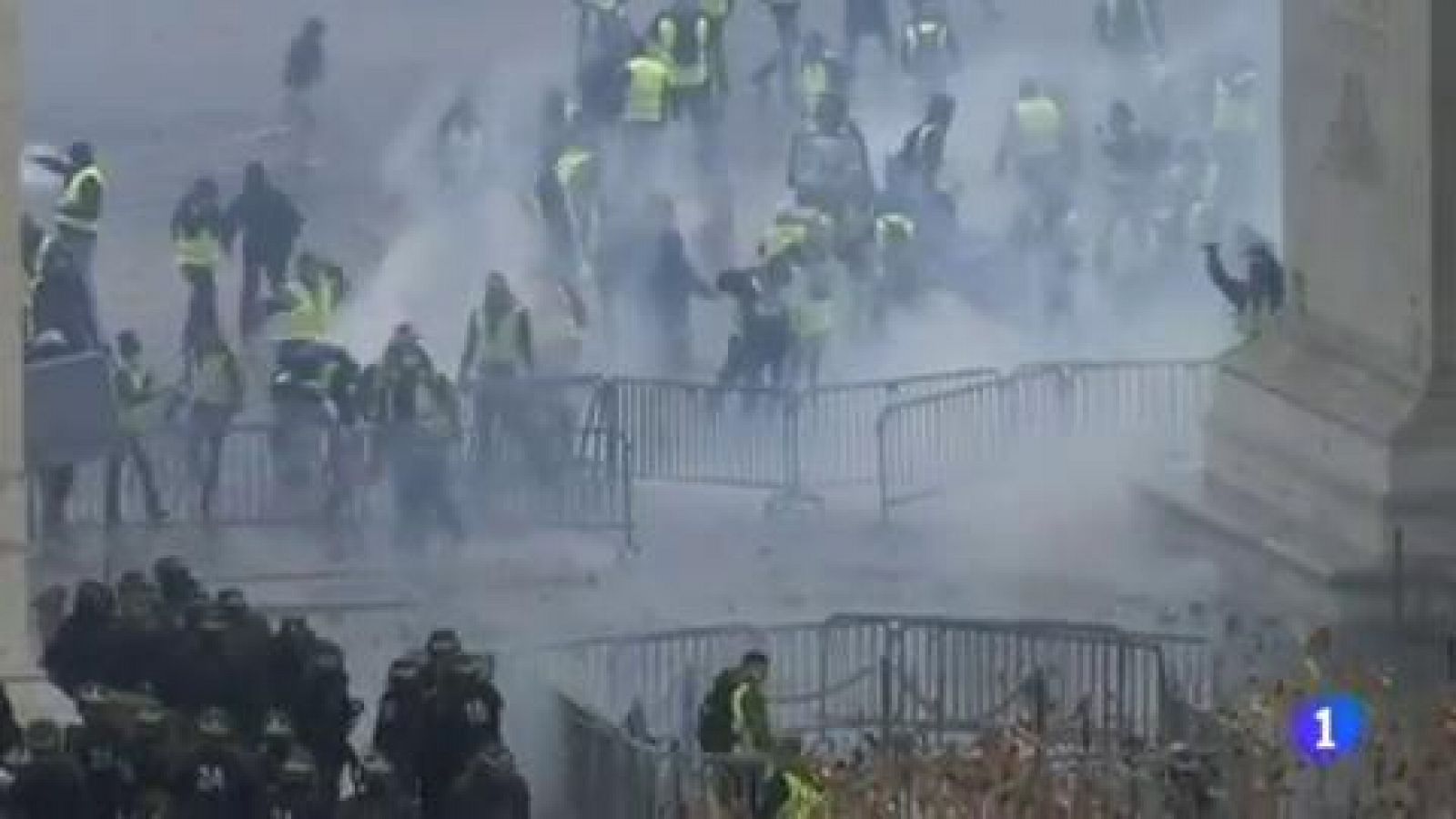 Telediario 1: Los 'pañuelos rojos' marchan contra la violencia de las últimas convocatorias de los 'chalecos amarillos' | RTVE Play