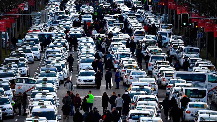 Los taxistas madrileños bloquean el paseo de la Castellana en su séptimo día de protestas contra las VTC