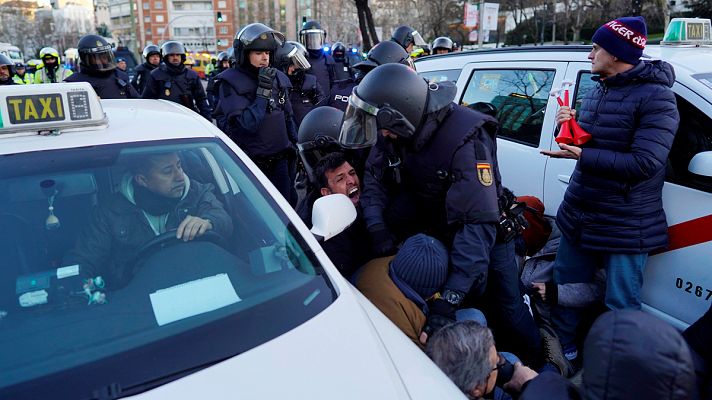 Sigue el desalojo de los taxistas en la Castellana