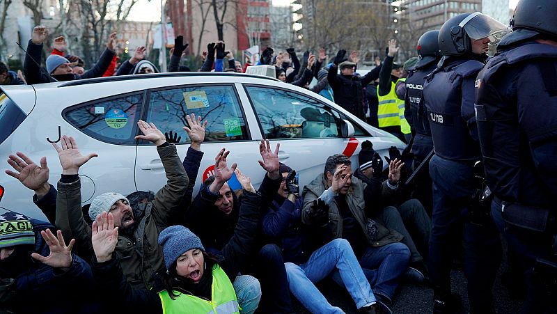 Sigue el desalojo de los taxistas en la Castellana