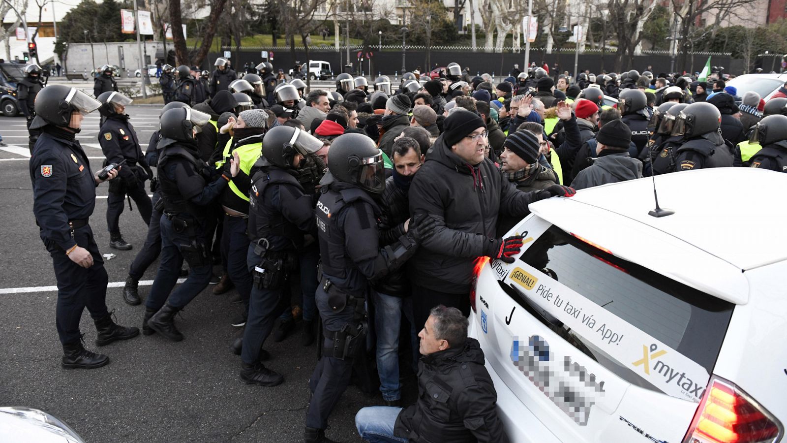 Los taxistas protestan en Barajas tras ocupar la Castellana y manifestarse frente a la sede del PP