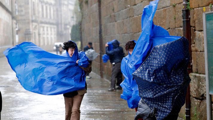 Viento fuerte en el Cantábrico oriental, zonas de montaña, Ampurdán y Baleares