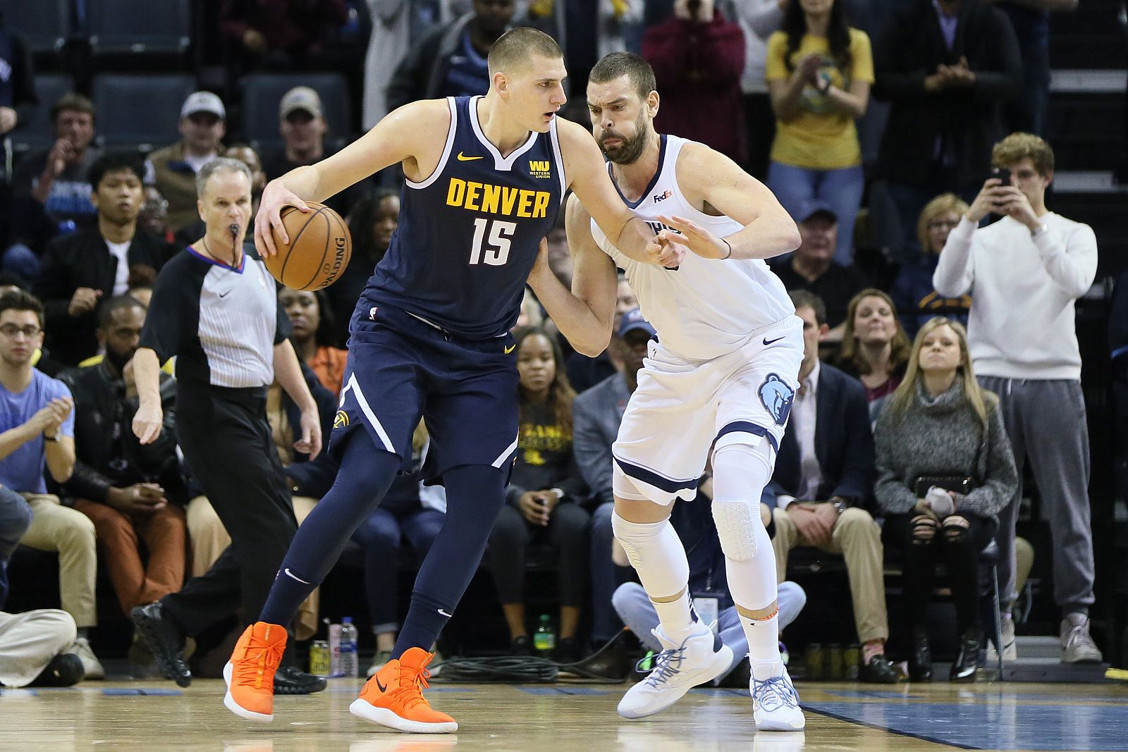 El pívot Marc Gasol protagonizó un gran duelo individual ante el serbio Nikola Jokic aunque no pudo evitar la derrota de su equipo, los Grizzlies de Memphis, por 92-95 ante los Nuggets de Denver.Jugó 38 minutos en los que aportó 28 puntos y nueve rebotes.