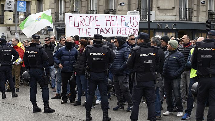 Los taxistas madrileños continúan con las protestas 