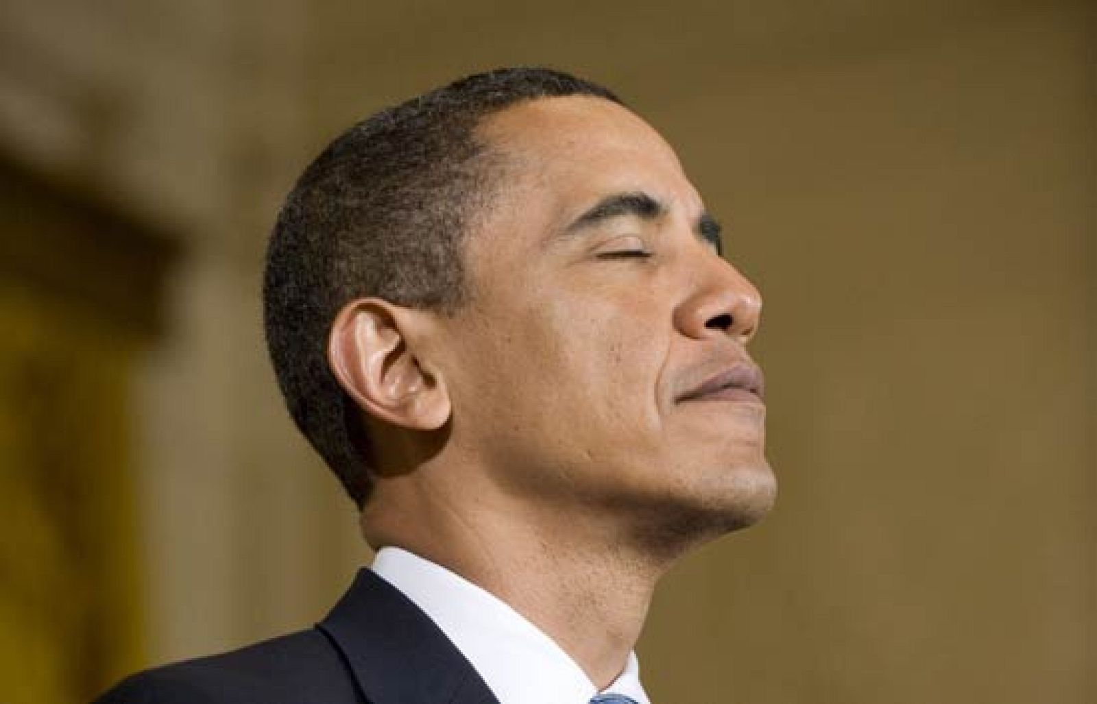 Su índice de popularidad sólo es comparable al  del presidente Kennedy y los primeros cien días de su mandato han dado un vuelco a la política exterior de la era Bush. Informe Semanal hace balance de estos cien días de Barack Obama, en los que ha habido nuevos gestos con Cuba y los países árabes y reconocimientos oficiales de tortura en Guantánamo.