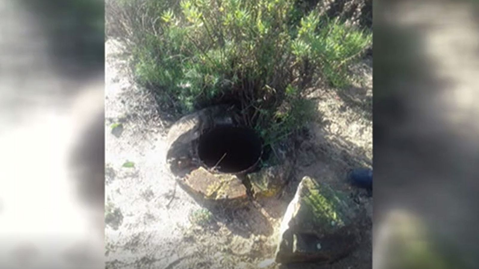 Los vecinos de Atlanterra, en Cádiz, localizan y denuncian varios pozos y arquetas en estado de abandono