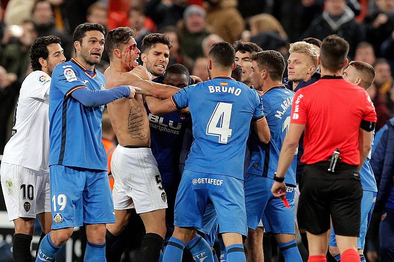 Vergonzoso final en Mestalla con agresiones e insultos entre los jugadores del Valencia y Getafe