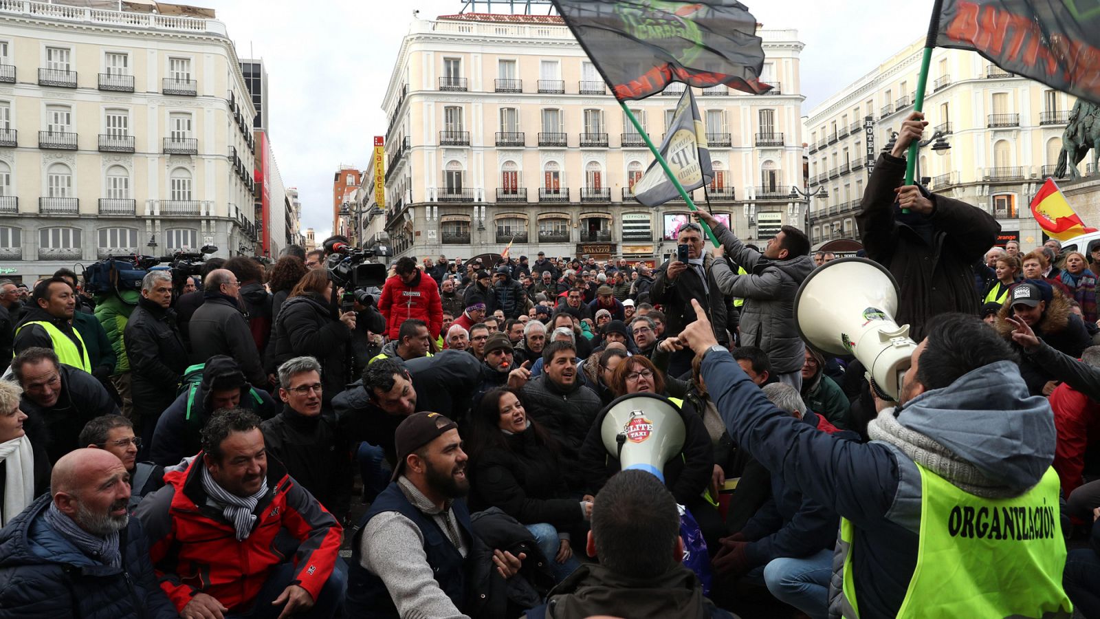 Telediario 1: Los taxistas vuelven a manifestarse en la Puerta del Sol y c | RTVE Play