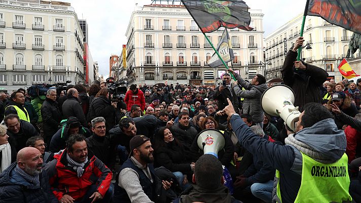 Los taxistas vuelven a manifestarse en la Puerta del Sol y c