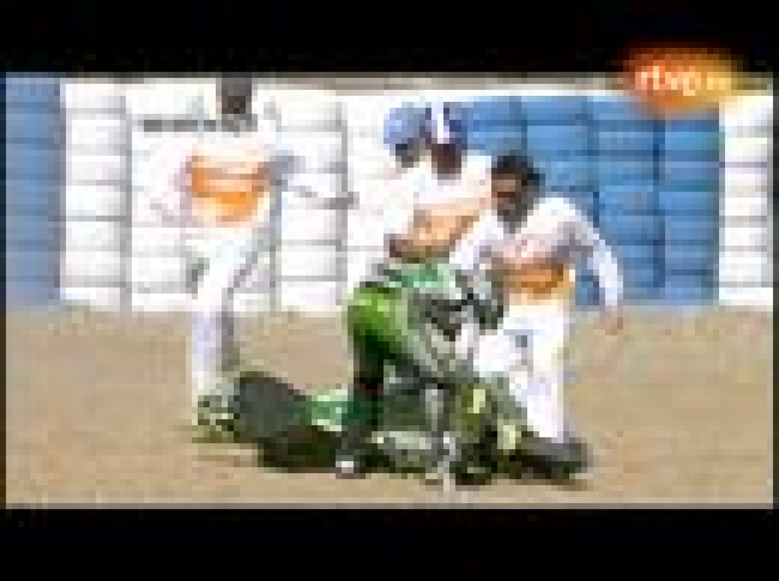 Tras la caída de Andrea Iannone, Julián Simón también se ha ido al suelo.