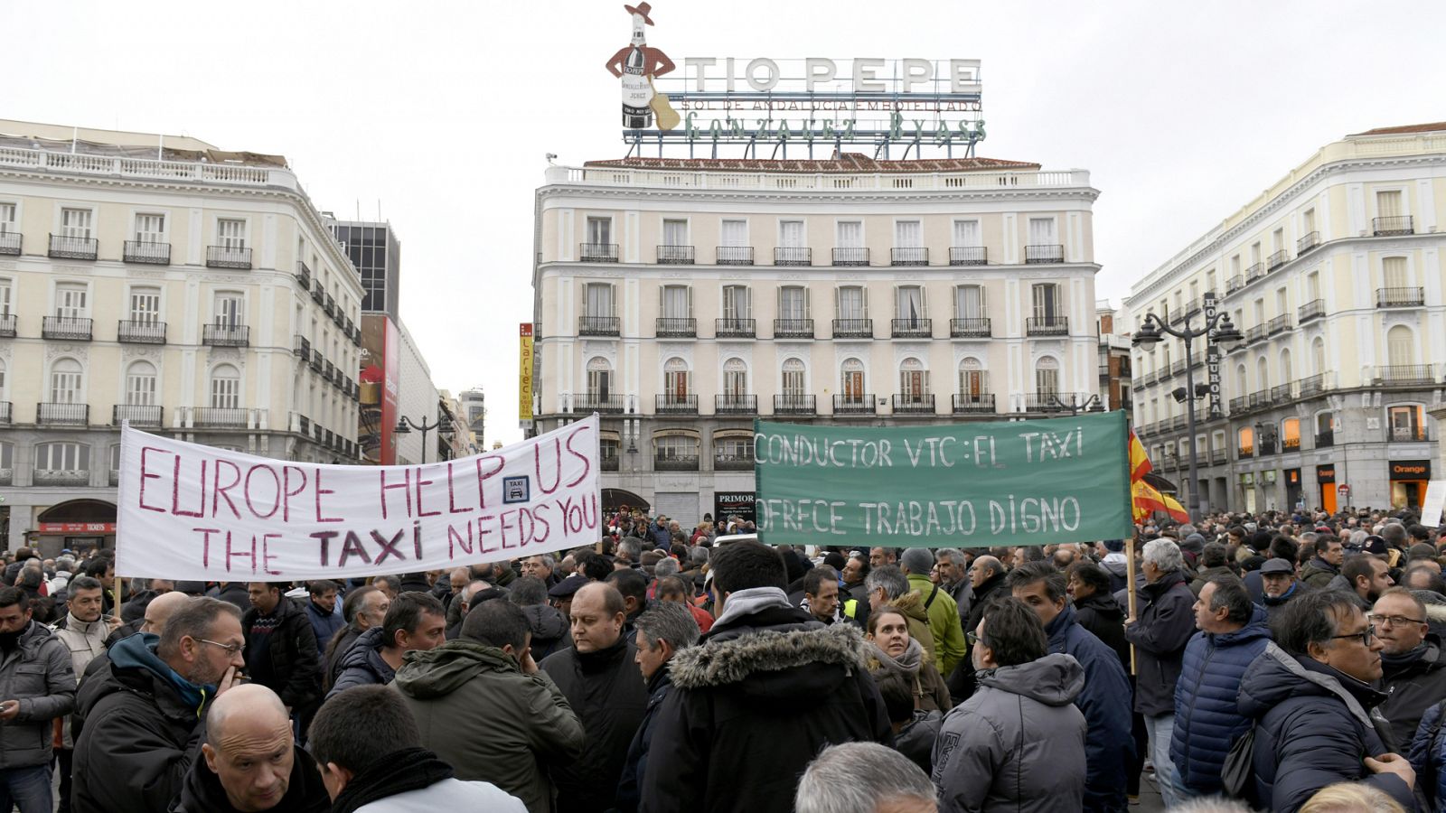 Los taxistas piden que sea el Ayuntamiento el que fije la precontratación y continúan con las protestas