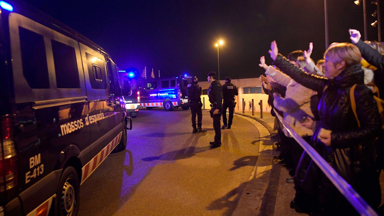 Comienza el traslado de los presos independentistas a Madrid - Telediario 1 | Ver