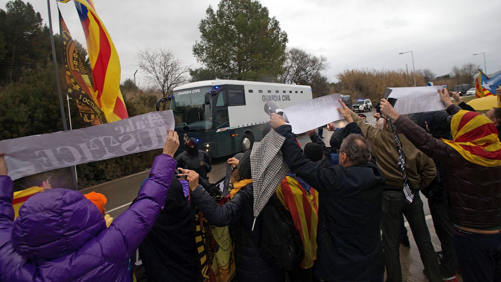 Los líderes independentistas presos son trasladados desde las cárceles catalanas hacia Madrid 