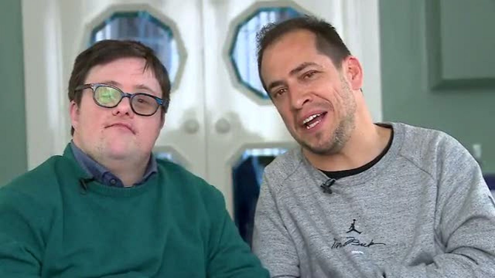 Sin programa: Pablo Pineda y Juan Manuel Montilla 'El Langui' graban 'Donde comen dos' | RTVE Play