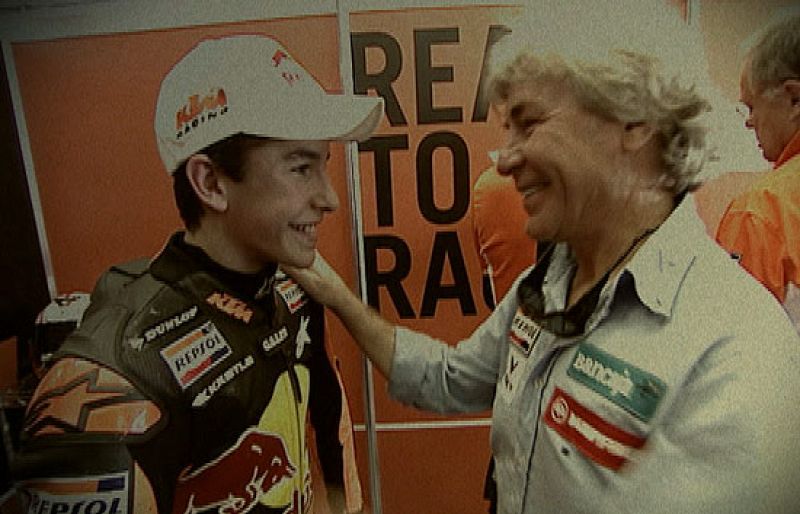 Ángel Nieto le regala sus consejos al joven piloto Marc Márquez.