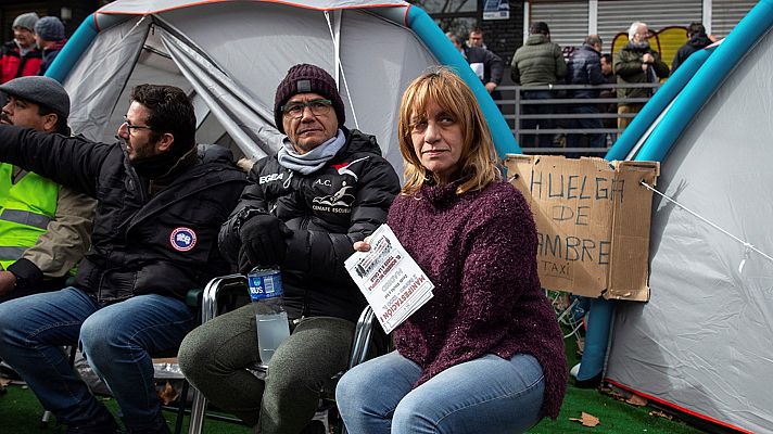 Telediario 1 - Los taxistas madrileños niegan emular la "vía Colau"
