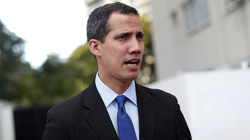 Guaidó presiona a los militares para que permitan la entrada de ayuda humanitaria en Venezuela