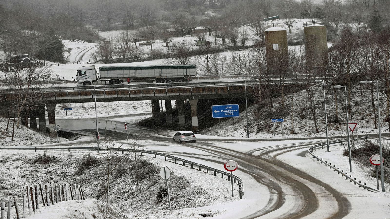 La borrasca Helena ha provocado cortes en casi 60 carreteras por la nieve y los fuertes vientos