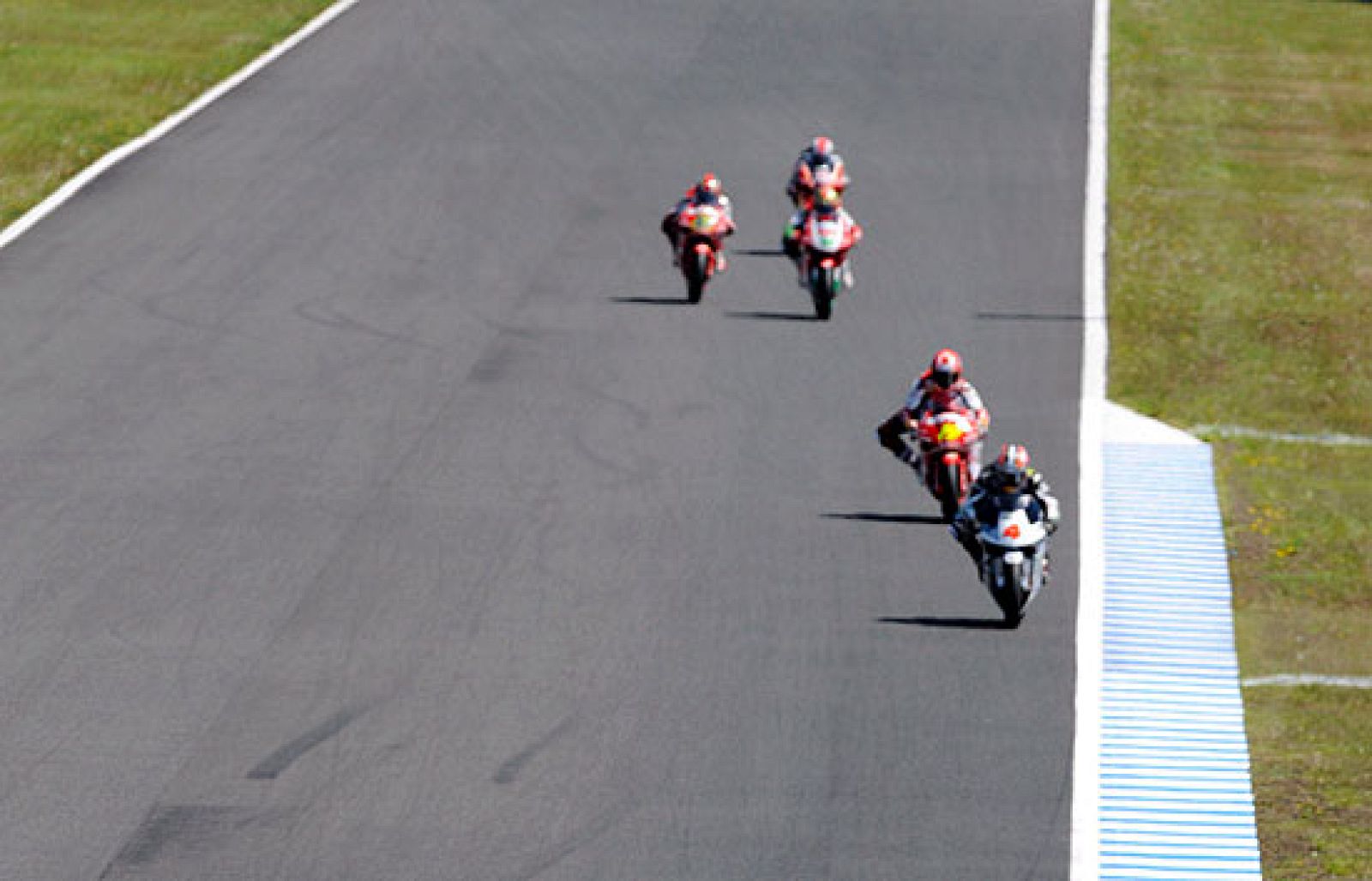  El equipo de 'MotoGP Club' analiza el polémico adelantamiento de Marco Simoncelli a Héctor Barberá.