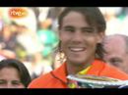 Nadal recibe el trofeo de Roma