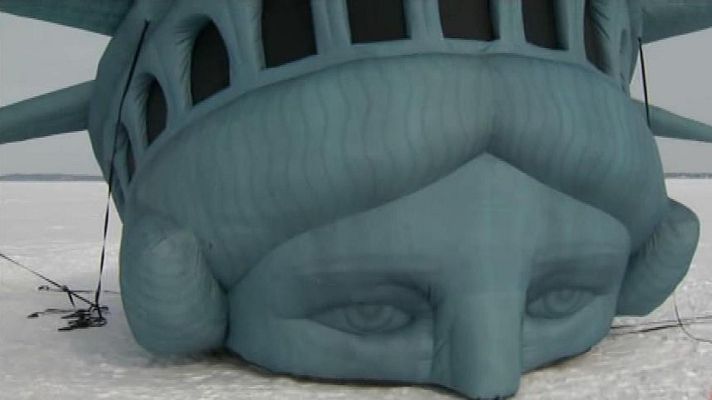  - La estatua de la Libertad de Wisconsin, creada en 1979 por estudiantes, emerge por la ola de frío