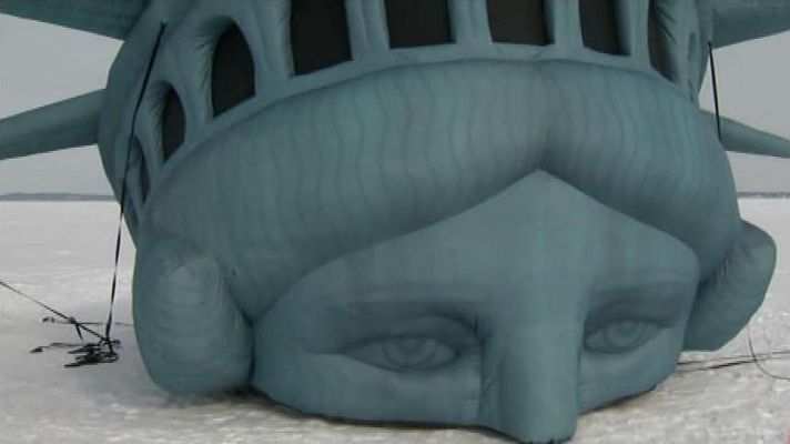  - La estatua de la Libertad de Wisconsin, creada en 1979 por estudiantes, emerge por la ola de frío