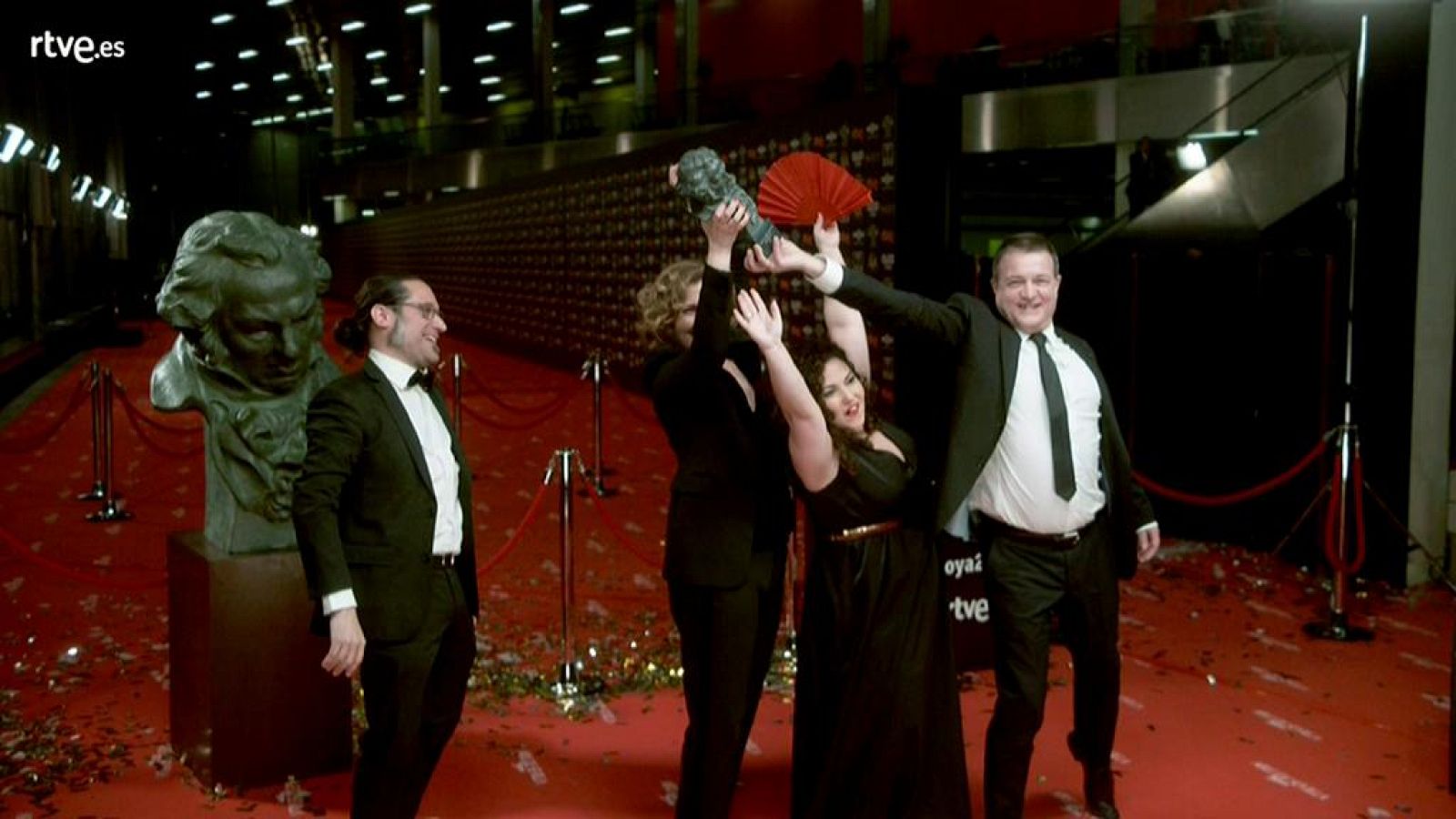 Goya 2019 - El equipo de 'Cerdita', mejor cortometraje de ficción, en la cámara glamur