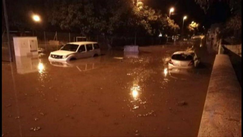 La rotura de una tubería de un pantano inunda las calles de Vélez, Málaga